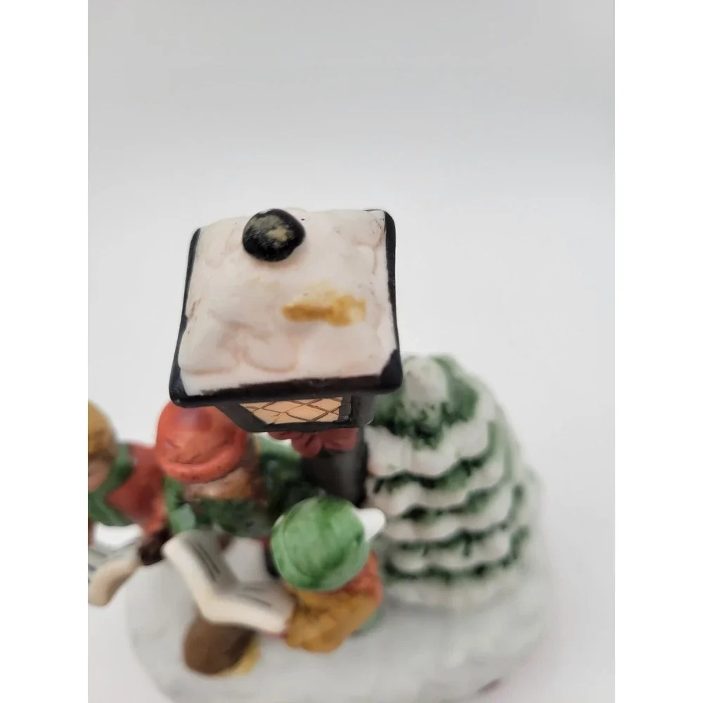 VTG House of Lloyd Carolers lighted music box plays Hark the herald angels‎ sing